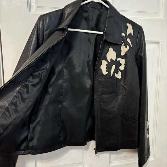 Black Leather Jacket Boxy Collar Zip Up Hibiscus Flowers Cream Cut Out Motif S M - Picture 3 of 9